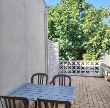 Logement avec terrasse et jardin