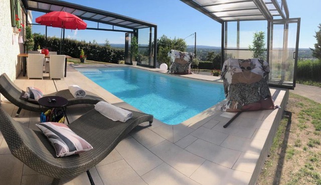 logement avec vue panoramique SPA sauna et la piscine chauffée de début avril à fin octobre