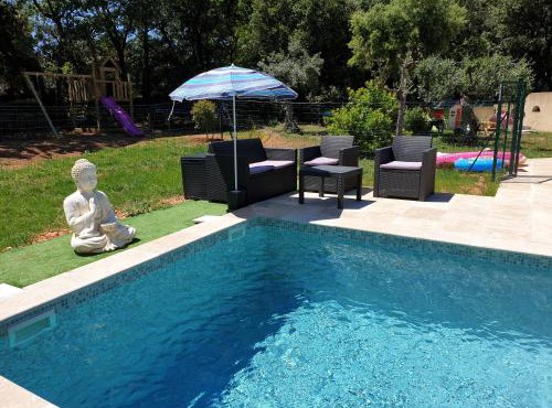 Logement cosy avec piscine chauffée, jardin et climatisation
