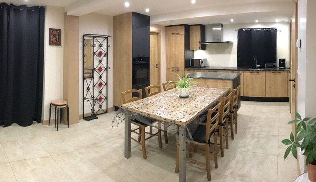 Logement de 80 m2 Pour 1 à 6 Personnes Dans un Corps de Ferme et Cour Privative