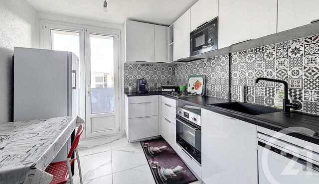 Logement est Spacieux et Unique Place de Parking Gratuit ,tram a Proximité ect