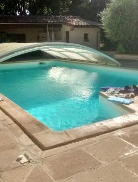 logement indépandant avec piscine, cuisine extérieure, 1 chambre avec salle de bain et wc