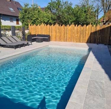 Logement privé dans une Villa avec piscine