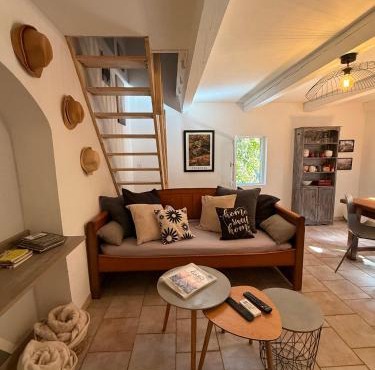 Logement rénové avec jardin privé et clôturé