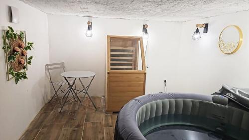 Logement rénové avec accès grand jardin, SPA-Jacuzzi, sauna commun