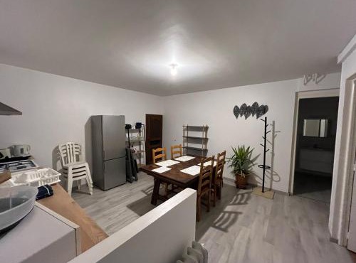 Logement sous maison habitée en face de la foret petite cour