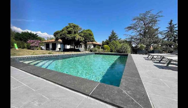 Logements chaleureux dans Maison avec piscine à 35 min de LYON
