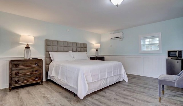 Loggerhead Inn & Suites - King Room in hotel in Surf City, North Carolina