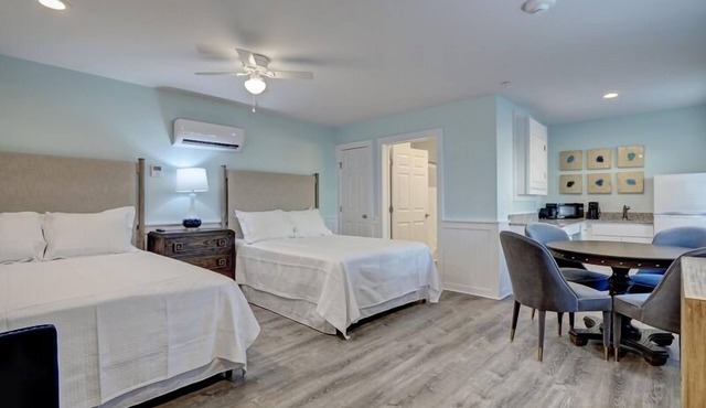 Loggerhead Inn & Suites - Two Queen Suite in hotel in Surf City, North Carolina