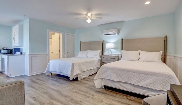 Loggerhead Inn & Suites - Two Queen Suite in hotel in Surf City, North Carolina