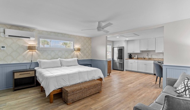 Loggerhead Inn & Suites - Premium King Suite in hotel in Surf City, North Carolina