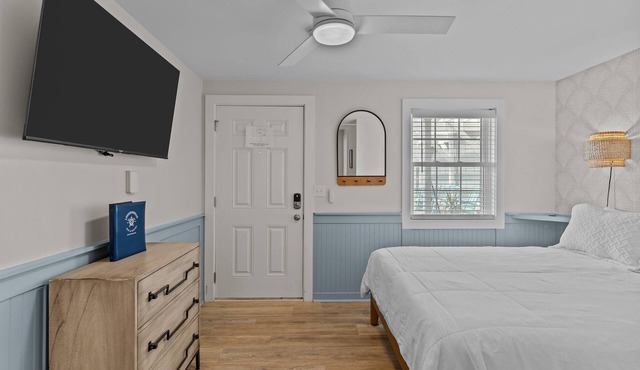 Loggerhead Inn & Suites - Queen Room in hotel in Surf City, North Carolina