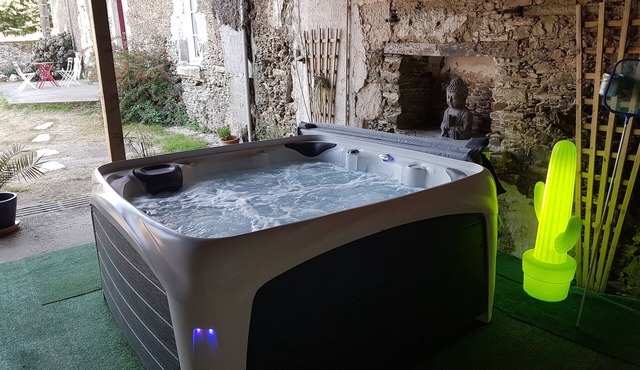 Logis de L'Ogrie located between Puy-du-Fou (35min) and Vouvant, classified village