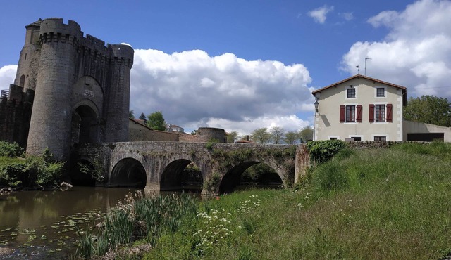 Logis de la tour, in the heart of the medieval Parthenay quarter, sleeps 4 to 6