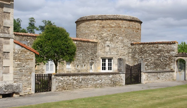 “Logis within the Castle Grounds” with Private Garden, Wi-Fi, and Air Conditioning