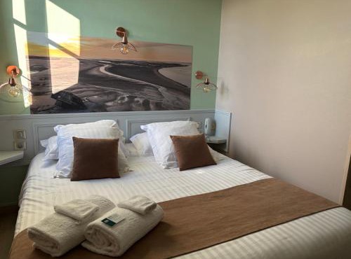 Logis Hôtel- Restaurant Le Relais Guillaume de Normandy-PARKING GRATUIT-Bornes électriques-VUE BAIE TERRASSE-Calme