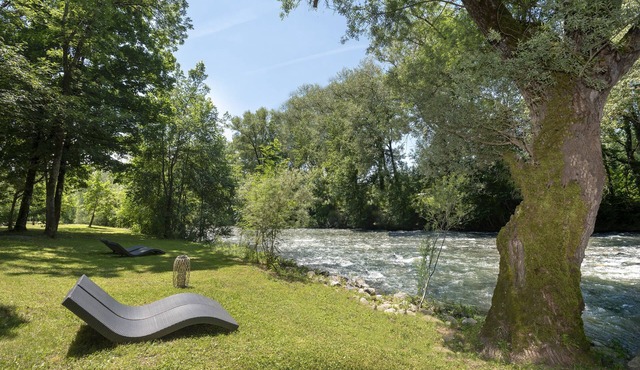 Logis Hôtel Restaurant Les 2 Rives - A75, en bordure de rivière