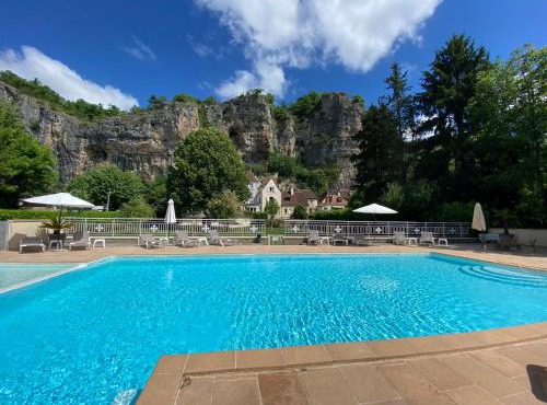 Logis Hôtels - Hôtel Restaurant Domaine Les Falaises