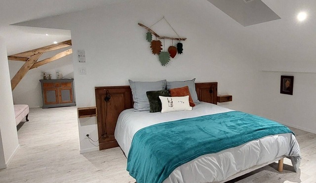 Logis Seigneurial Historique en Pleine Campagne Entouré D'un Élevage de Lamas