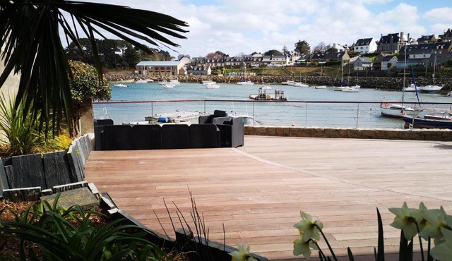 Loguivy vue mer les pieds dans l eau