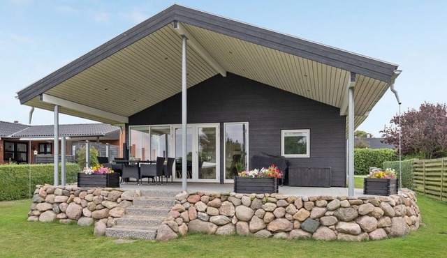 "Loi" - 200m from the sea by Interhome