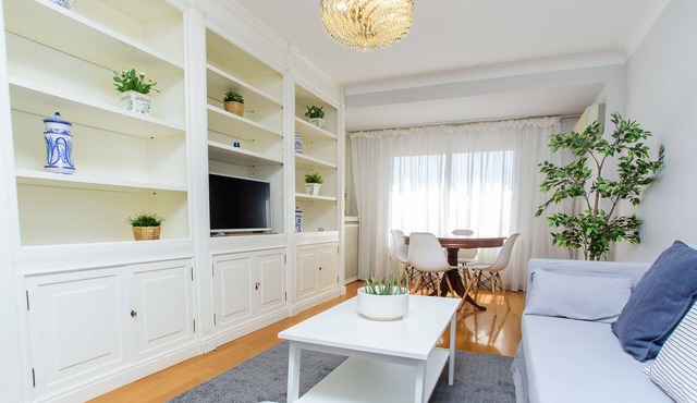 LOIRA CÁNOVAS: Warmth and Spacious near the Uni