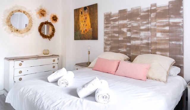 LOIRA FERREIRO: Spaciousness in a Residential Area
