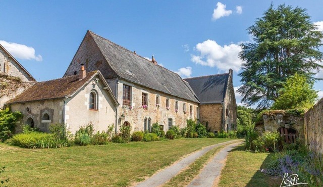 Loire Valley. Authentic medieval Priory with swiming pool for 12 P.