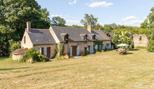 Loire valley Hunting lodge and Cavalry court with heated pool sleeps 16
