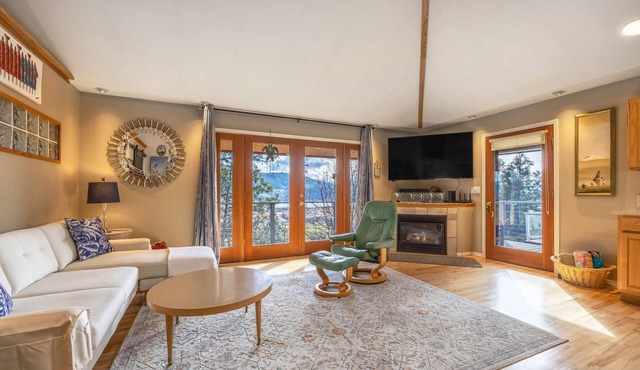 Lois Lane's Perch, Bingen, Dog Friendly, Downtown!