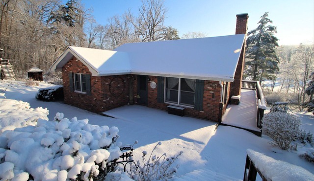 Lois Lane Streamside Cottage with Ol' Time Swimming Hole