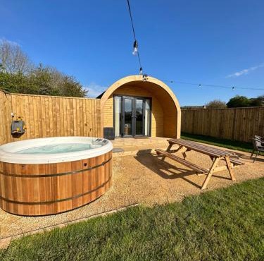 Lois' Pod with Hot Tub, Near Airport