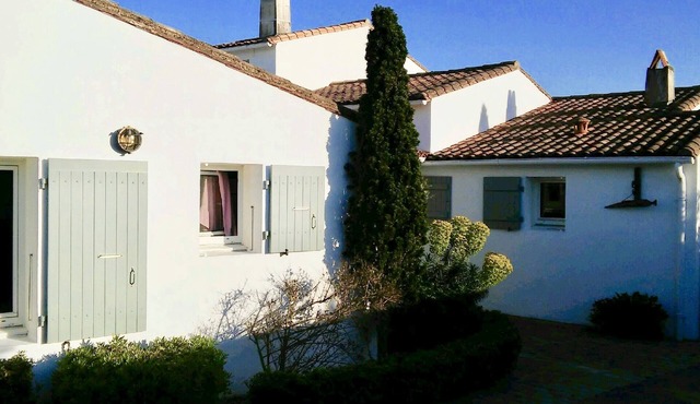 LOIX - Beautiful house full of charm, contemporary decor, large garden