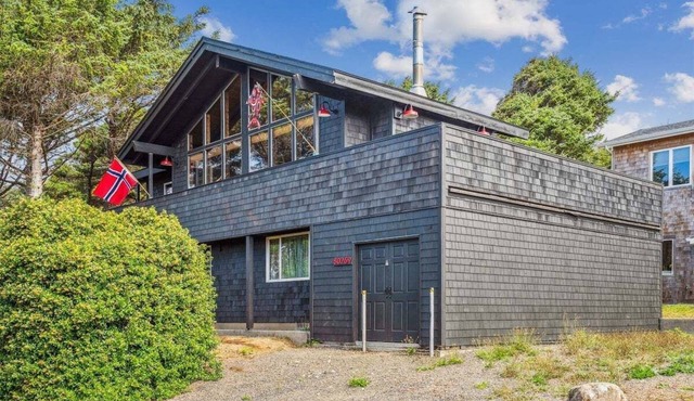 Loki`s Longhouse - Ocean Views with 70's Vibe!