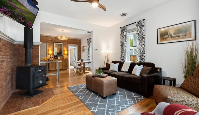 Lola House! Cozy Comfort, Prime Old Town Location