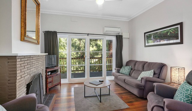 Lola's cottage in the heart of Warburton with views of the Yarra River
