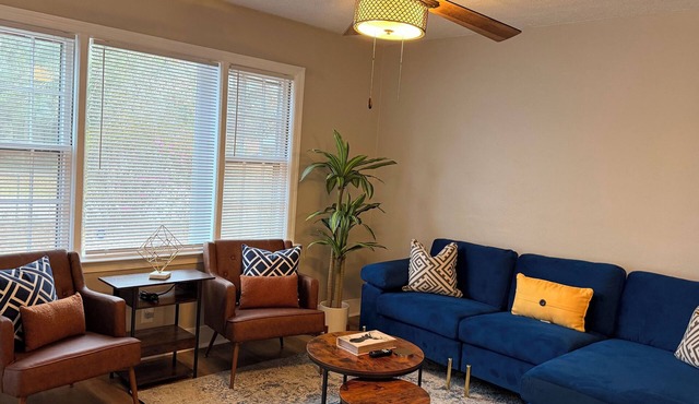 Lola's Manor- 3Bedroom Newly Renovated