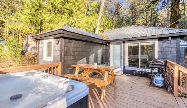 Lolo Bungalow - Private hot tub, riverfront access