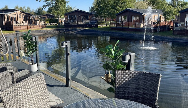 LOLUKE LODGE ON THE LAKE, family friendly, with a garden in Carnforth
