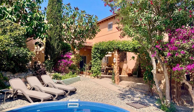 Loma Alta; a unique 19th century cave house with lush garden and private pool