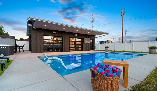 Lombardi 5BR Pool House & Hot Tub