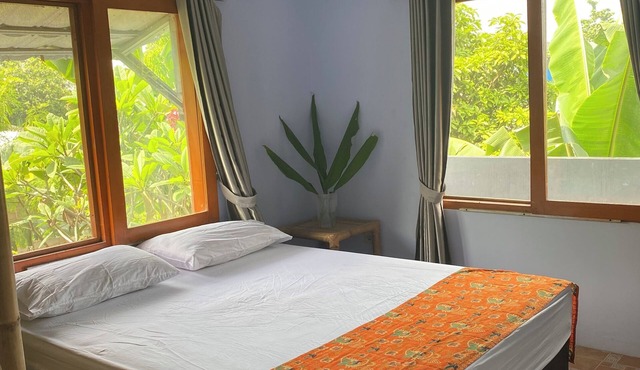 Lombok 3 bedroom tropical house with terrace. Beautiful mountain views.