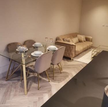 London 2BR Retreat with Free Parking & City Access