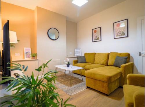 London 4 Bed Contractor Base with Pool Table