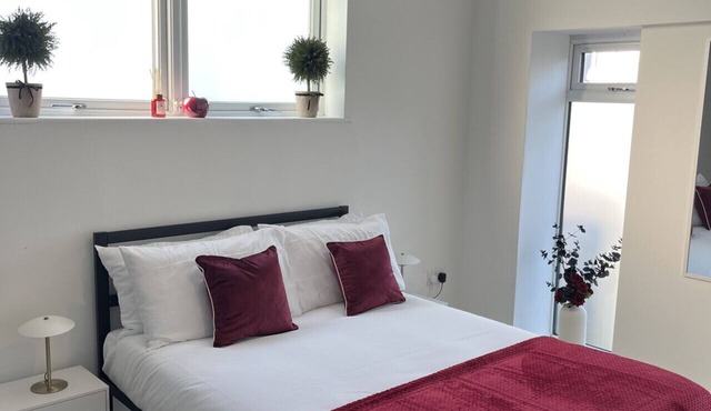 London Access Stay | Fast Train to Waterloo | Near Heathrow