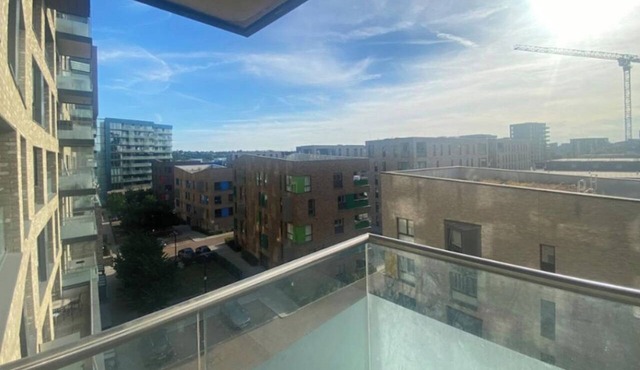 London Apartment-Next to 02- Balcony