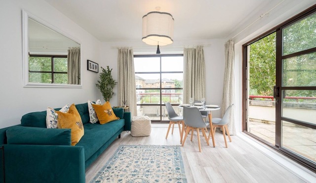 London apartment - Waterfront Terrace & Parking - Pass the Keys