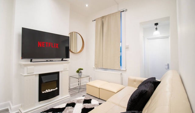 London Apt - Sleeps 4 - Parking - Wifi