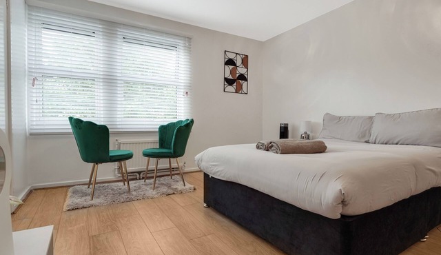 London - Flat - Garden Access - Sleeps 3 - Parking