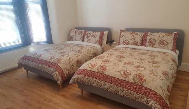 London Luxury 2 Bedroom Apartment 5 min from tube station with free parking